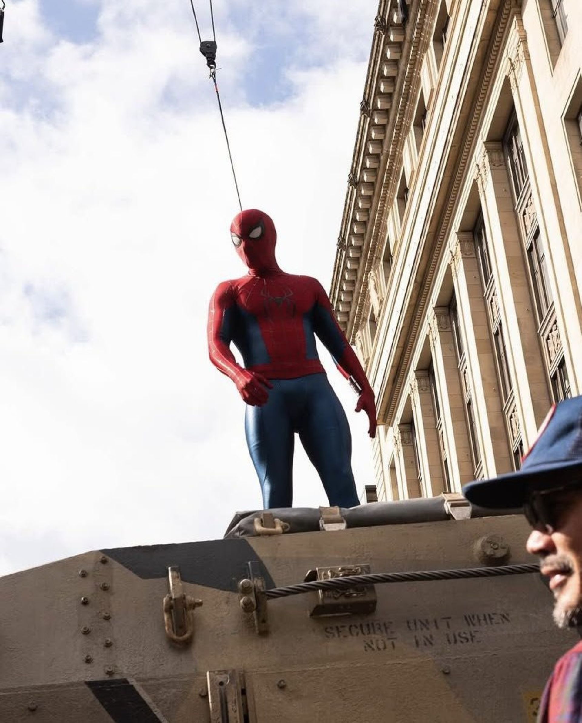 تام هالند در نقش مرد عنکبوتی در پشت صحنه فیلم Spider-Man: Brand New Day