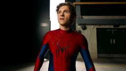 تام هالند (Tom Holland) در لباس قهرمانانه مرد عنکبوتی (Spider-Man)