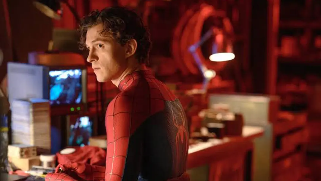 مرد عنکبوتی (Spider-Man) با لباس قرمز و آبی در محیطی تاریک