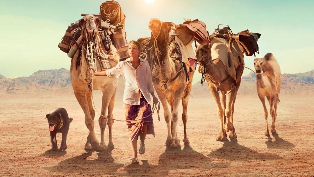 دختری در کنار شترها در فیلم Tracks