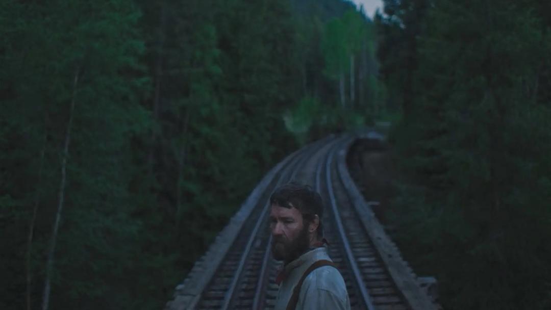 جوئل اجرتون در جنگل در فیلم Train Dreams