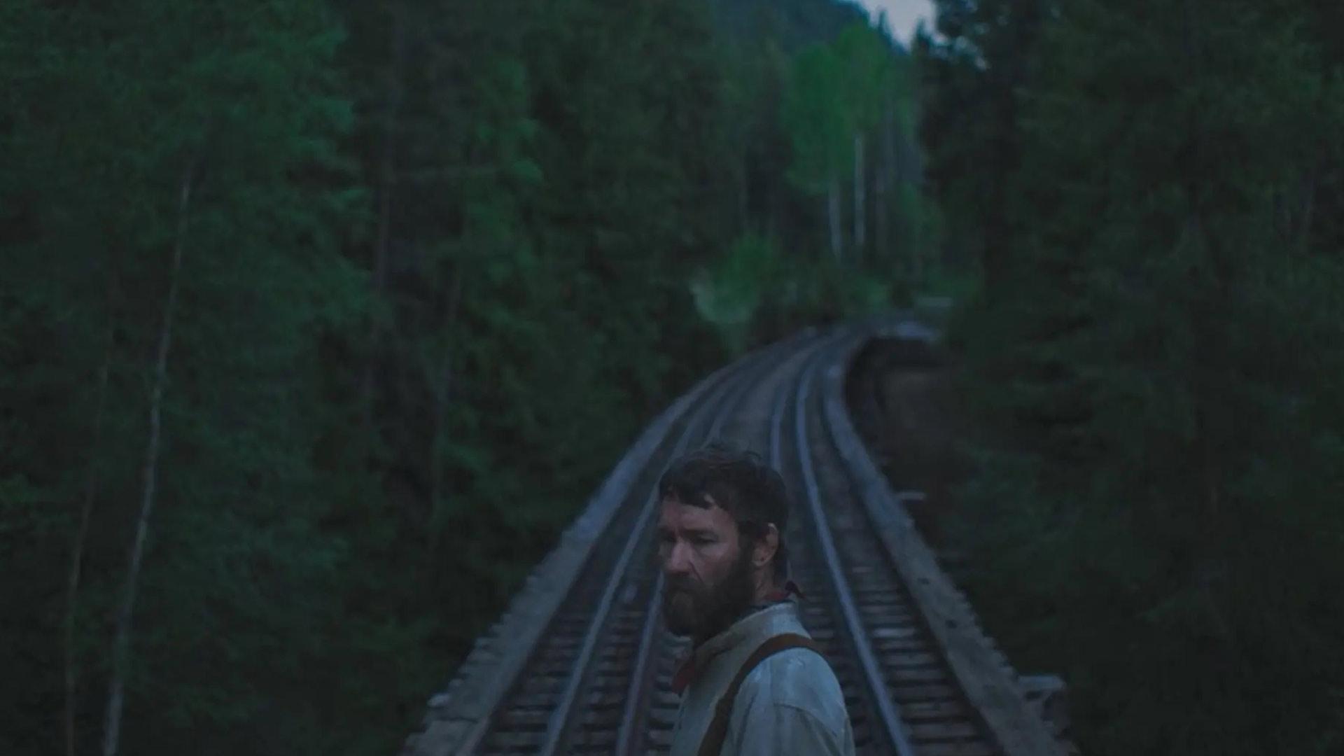 جوئل اجرتون در جنگل در فیلم Train Dreams