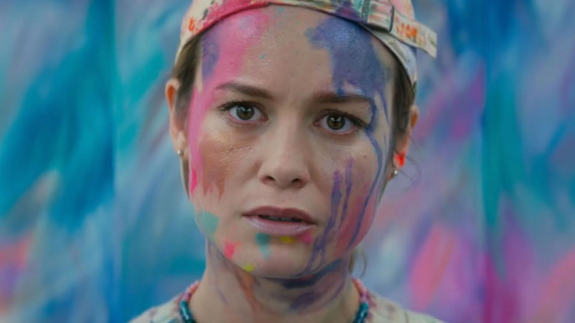 بری لارسون با صورت رنگی در فیلم unicorn store