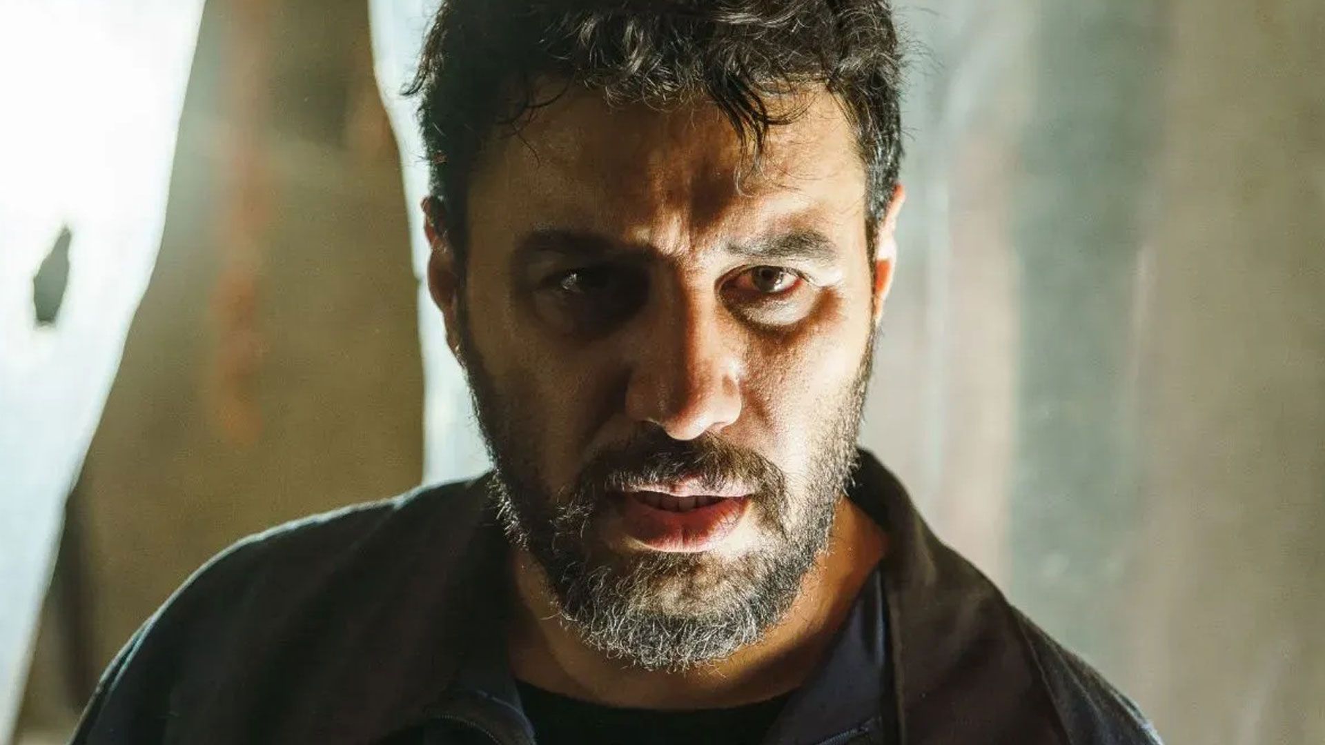 جواد عزتی در حال نگاه کردن در سریال وحشی