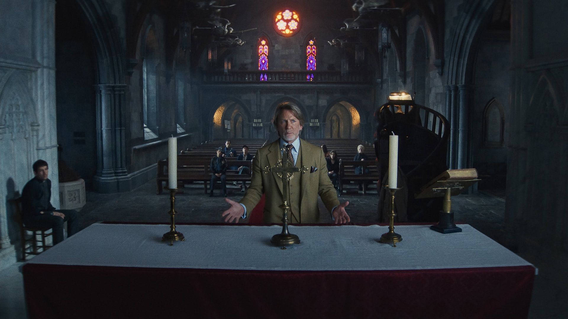 دنیل کریگ در کلیسا در فیلم Wake Up Dead Man A Knives Out Mystery