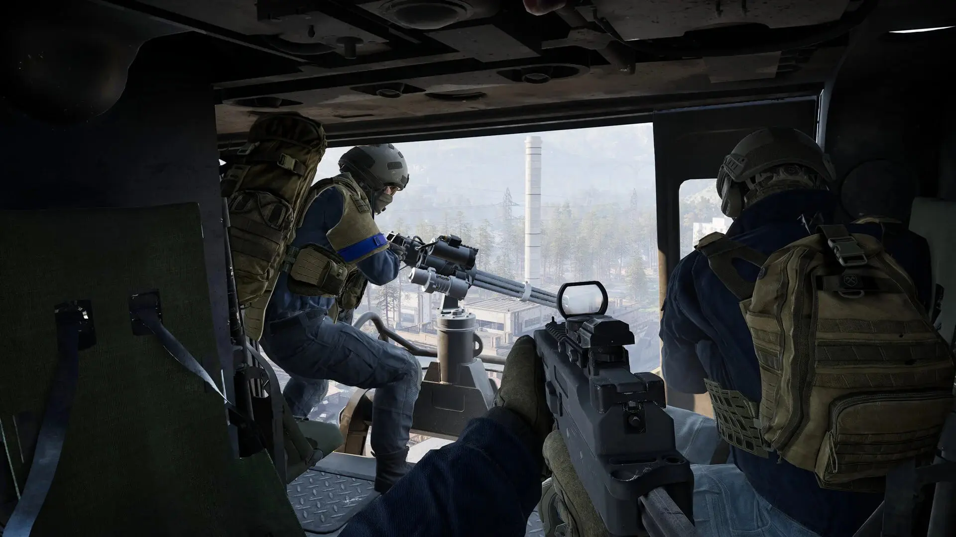 سربازان بازی WARDOGS در داخل کابین یک هلیکوپتر نظامی با تجهیزات کامل