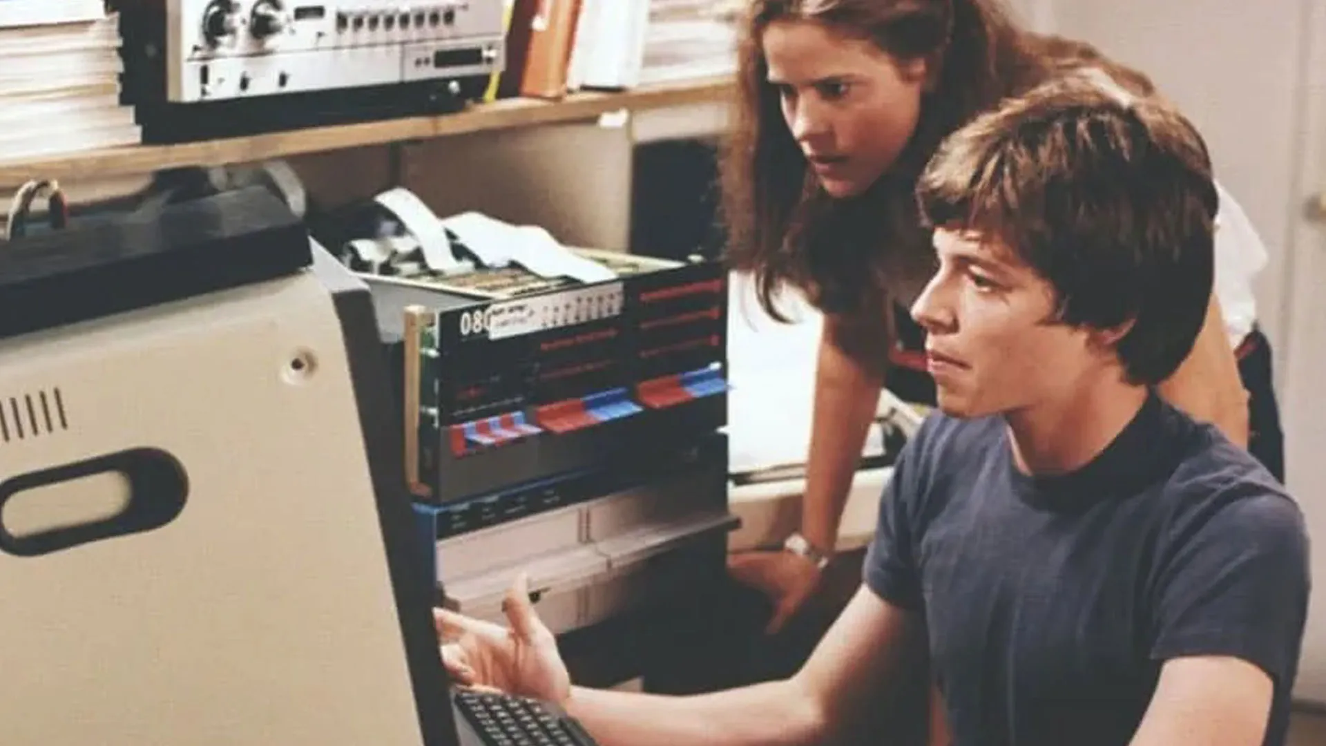 شیدی در حال کار با کامپیوتر در فیلم WarGames