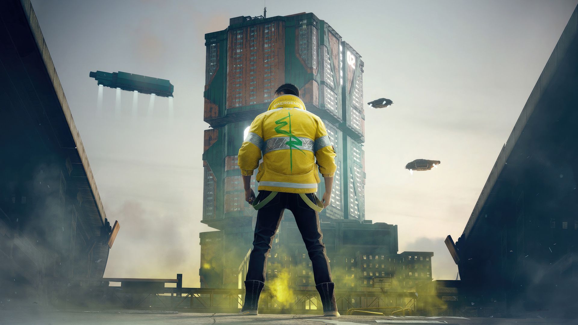 شخصیت V مشغول تماشای یک ساختمان در بازی Cyberpunk 2077
