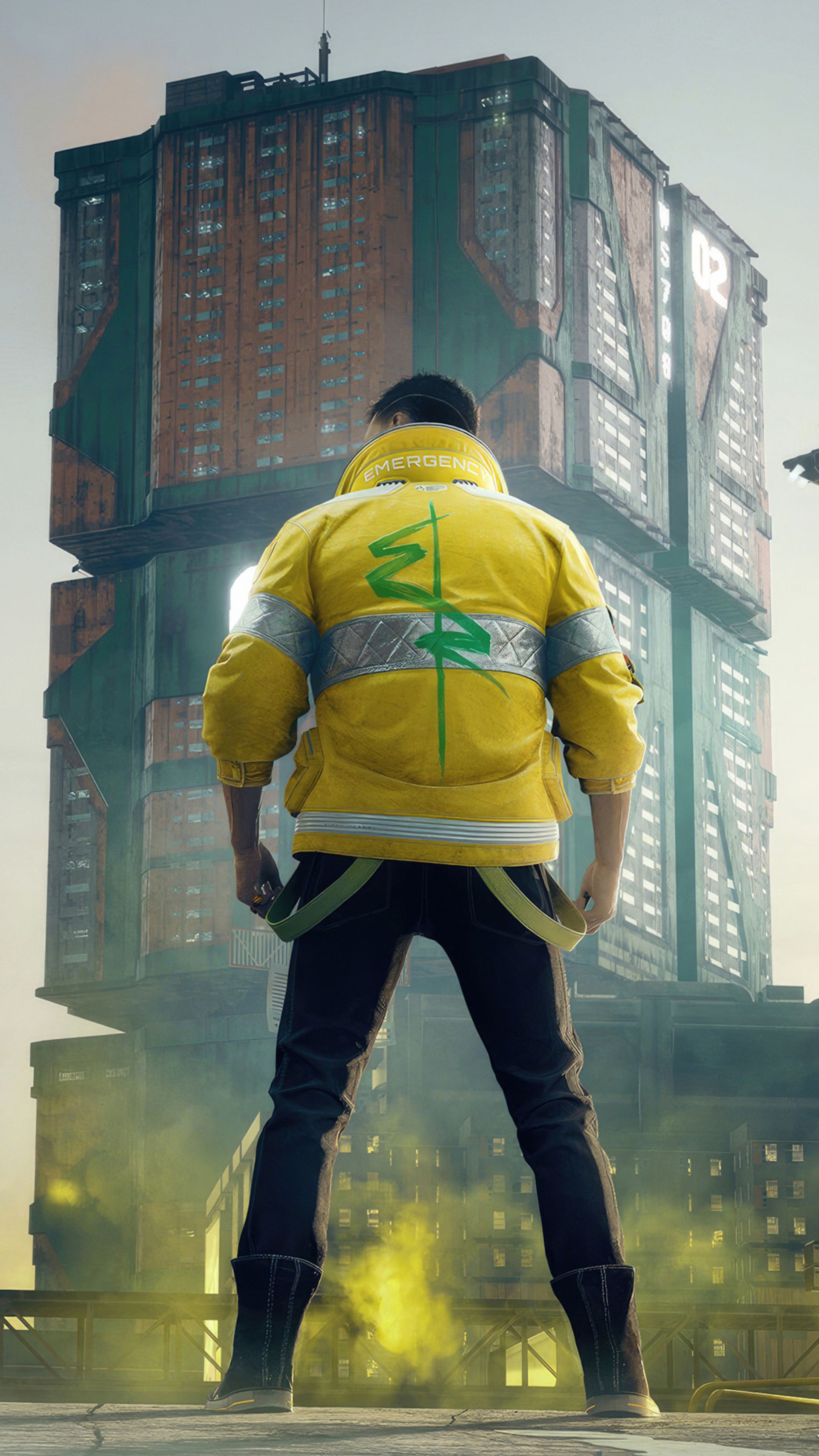 شخصیت V مشغول تماشای یک ساختمان در بازی Cyberpunk 2077