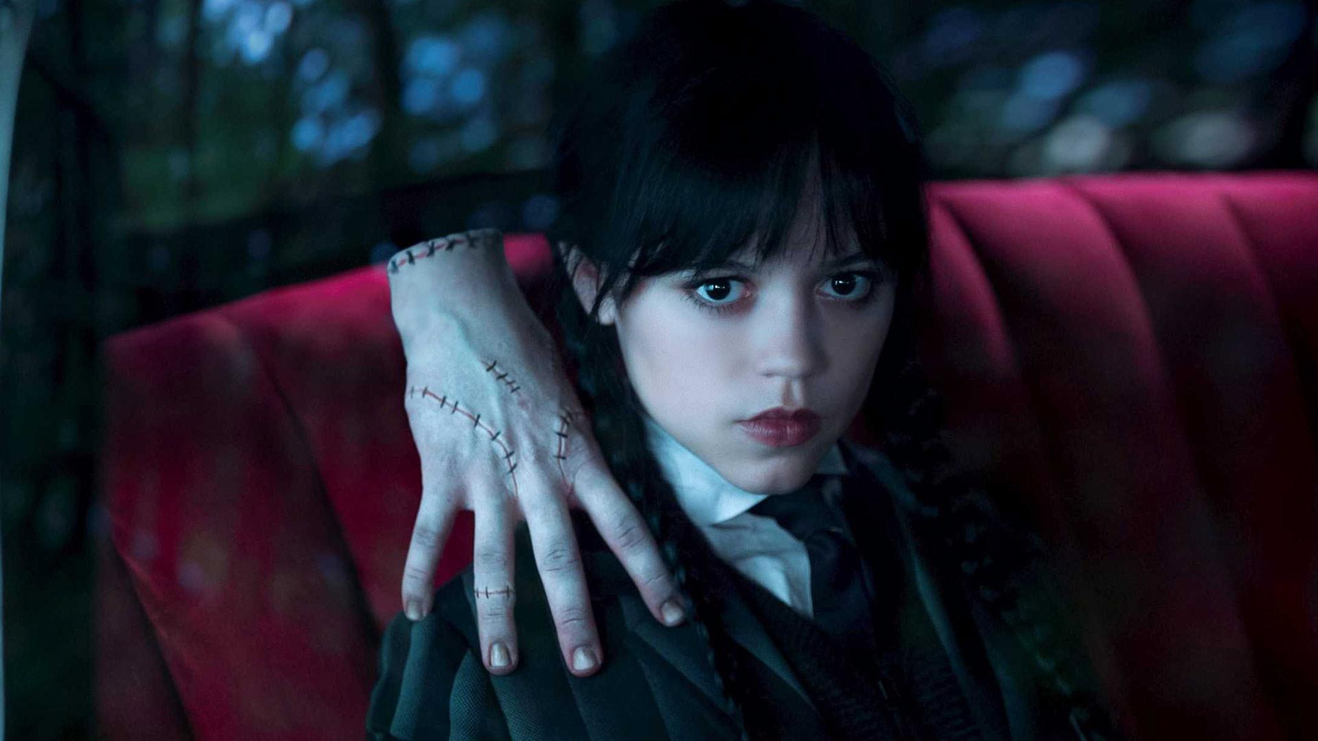 جنا اورتگا در حال نگاه کردن در سریال Wednesday