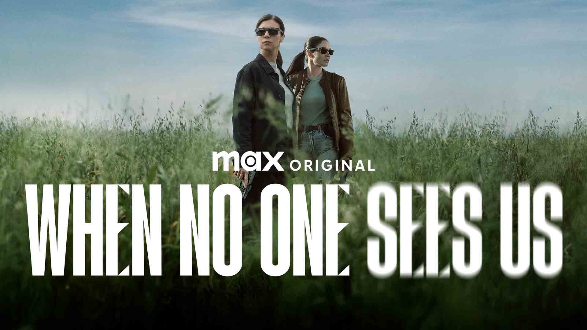 دو شخصیت اصلی سریال When No One Sees Us در میان چمنزار