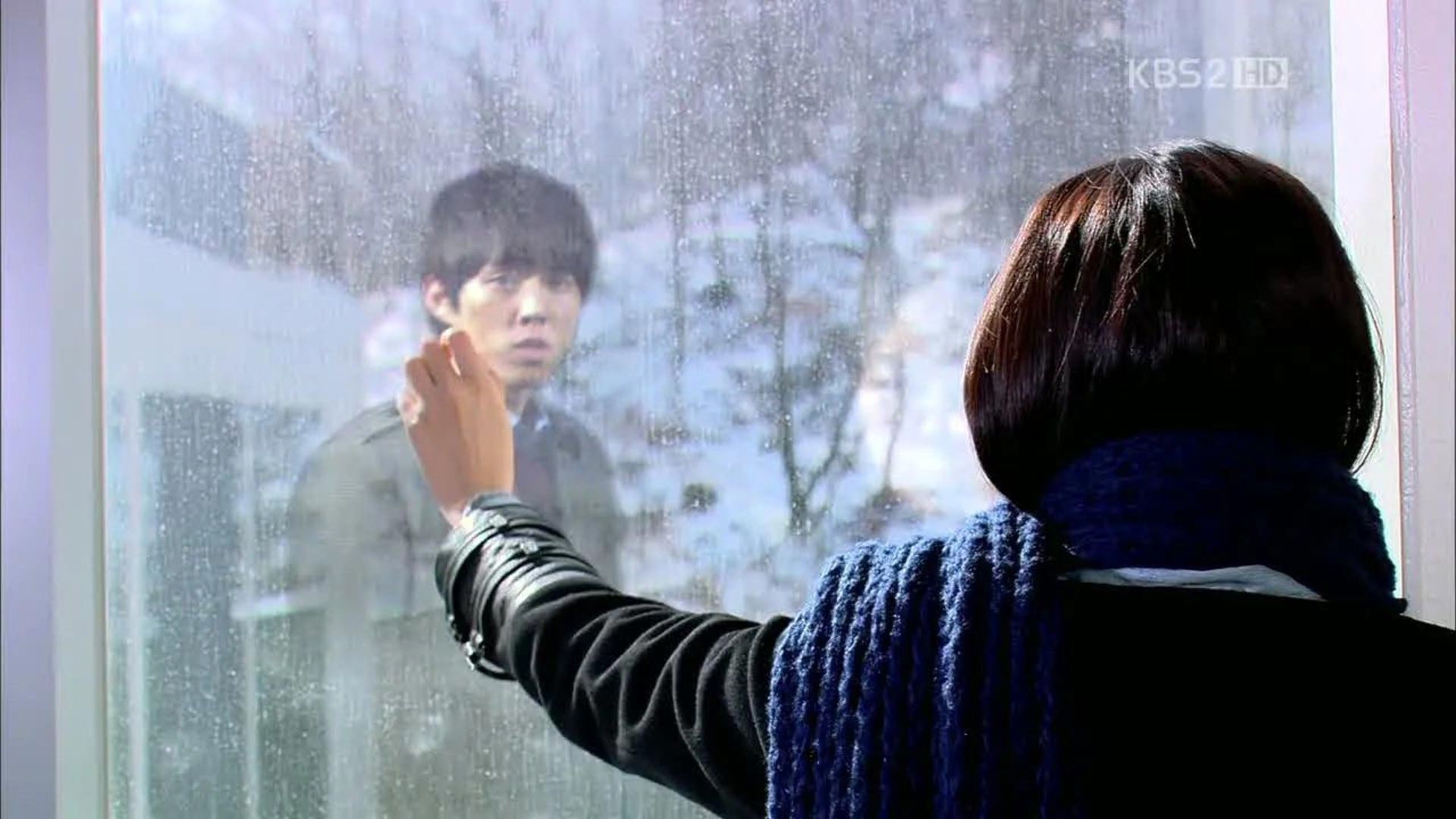 white_christmas_A_girl_put_her_hand_on_window