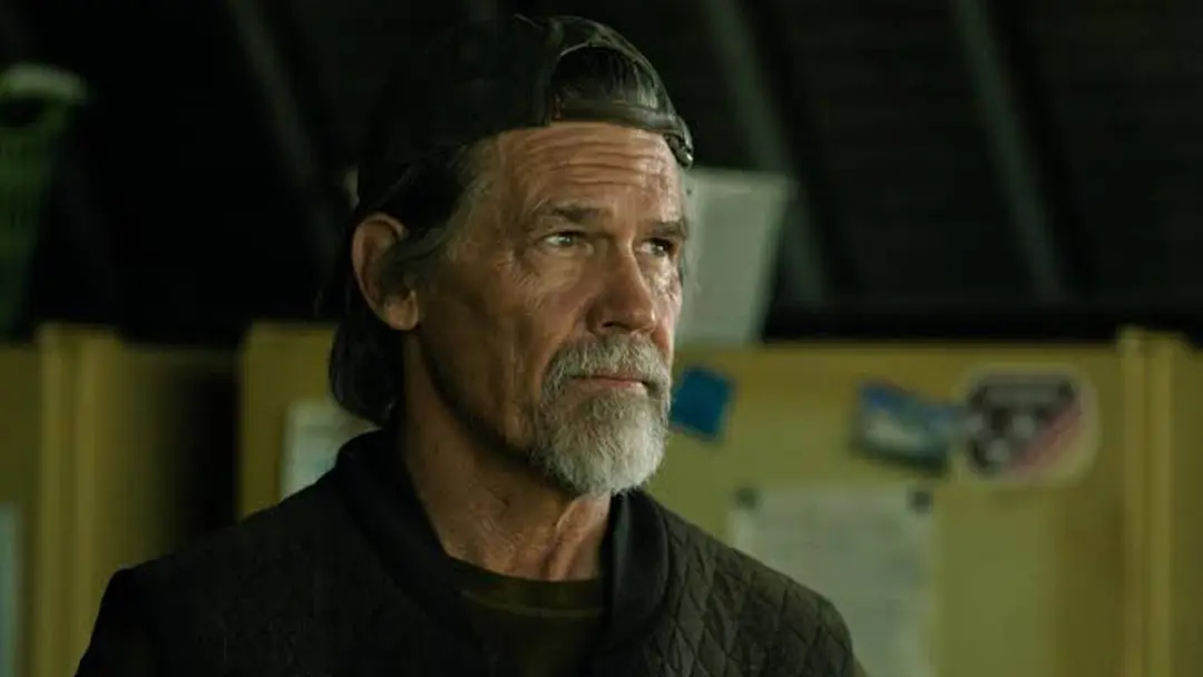 ویلِم دافو (Willem Dafoe) در صحنه فیلم ستاره‌های سگی