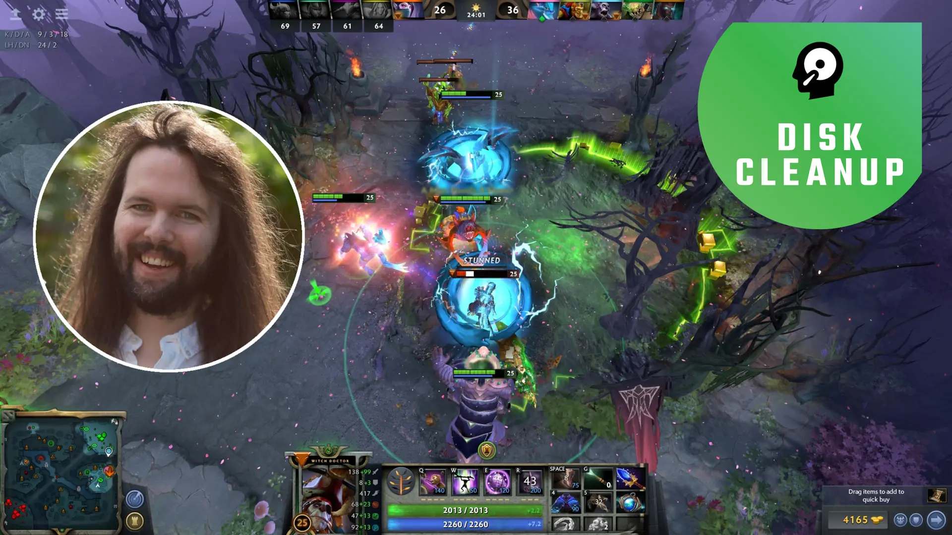 ویلیام پاف (William Pugh) در کنار صحنه مبارزه در بازی Dota 2