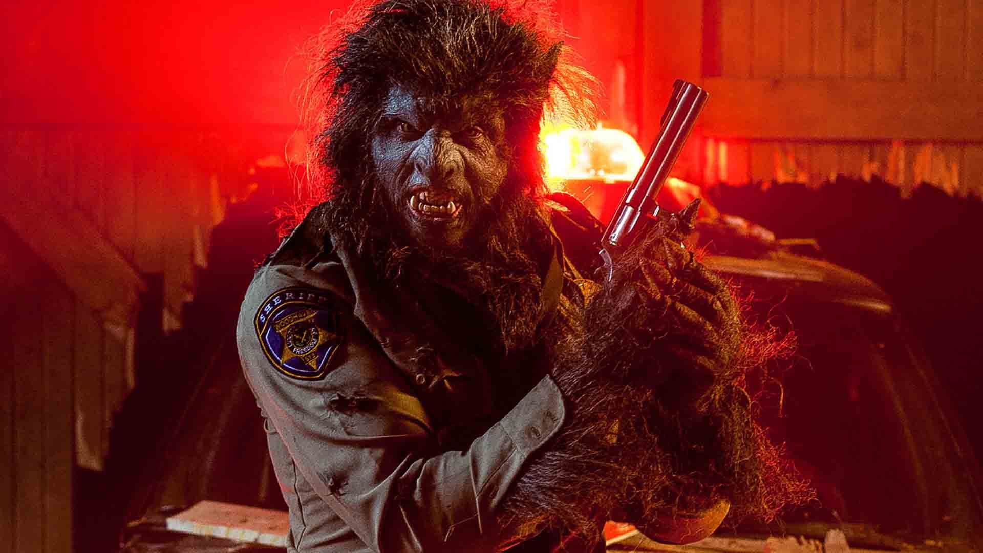پلیس گرگی به همراه یک اسلحه در فیلم WolfCop
