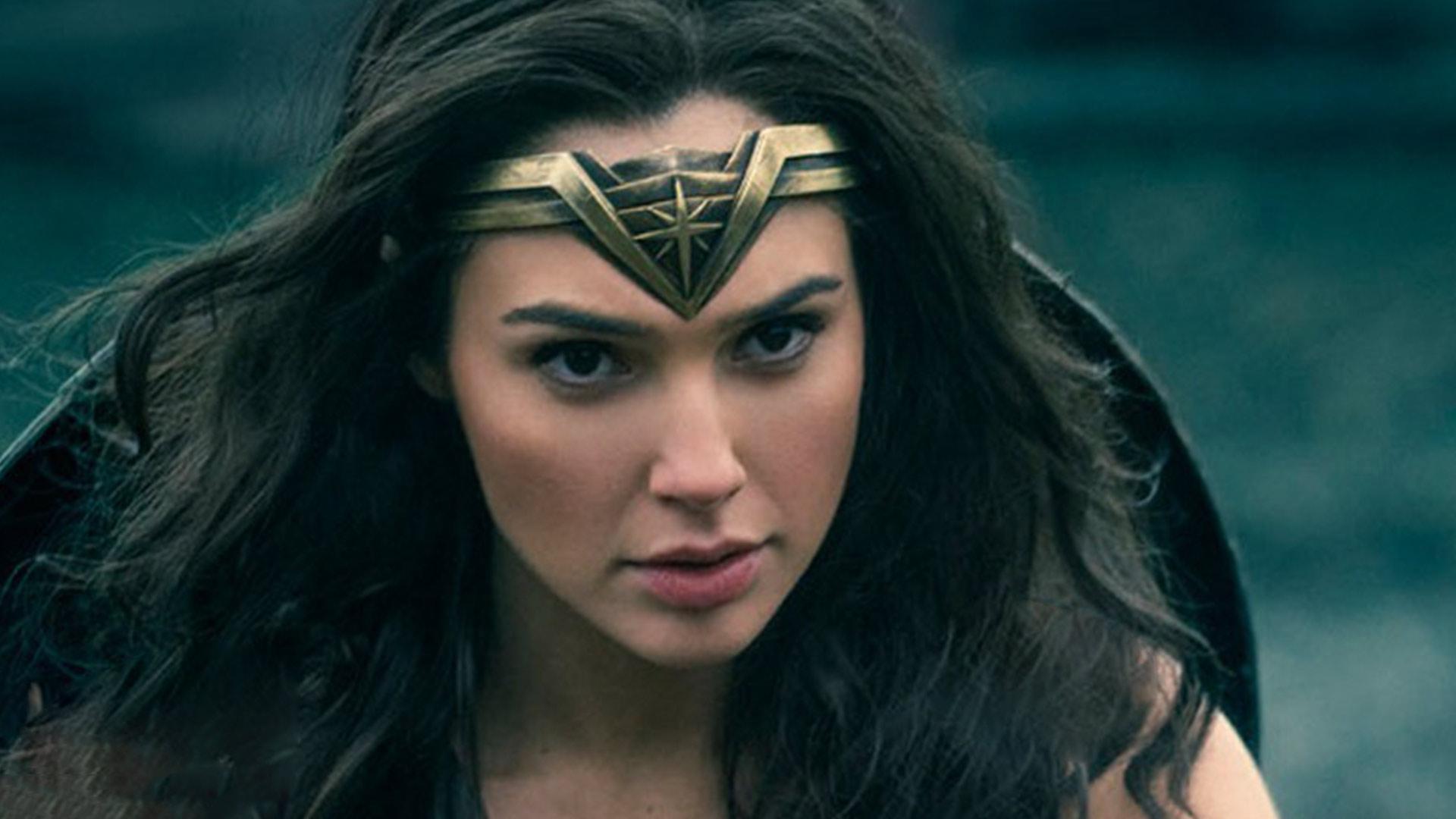 گل گدوت در حال نگاه کردن در فیلم wonder woman