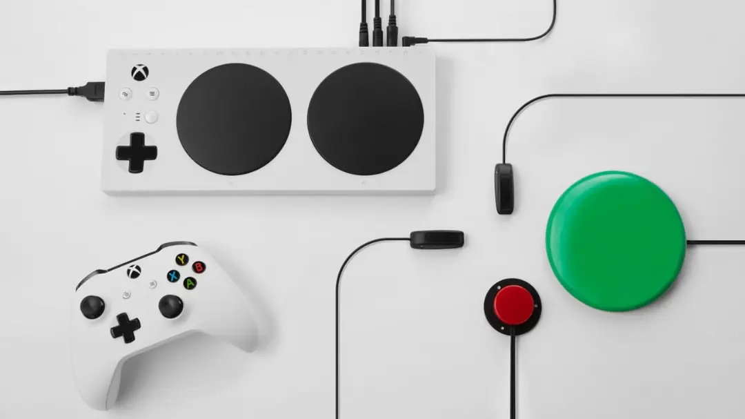 کنترلر تطبیق‌پذیر ایکس‌باکس (ایکس باکس Adaptive Controller) و دکمه‌های جانبی متصل به آن