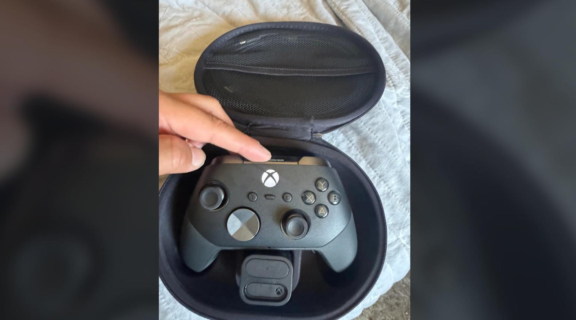 کنترلر الیت ۳ (Xbox Elite Series 3) داخل کیف محافظ مخصوص