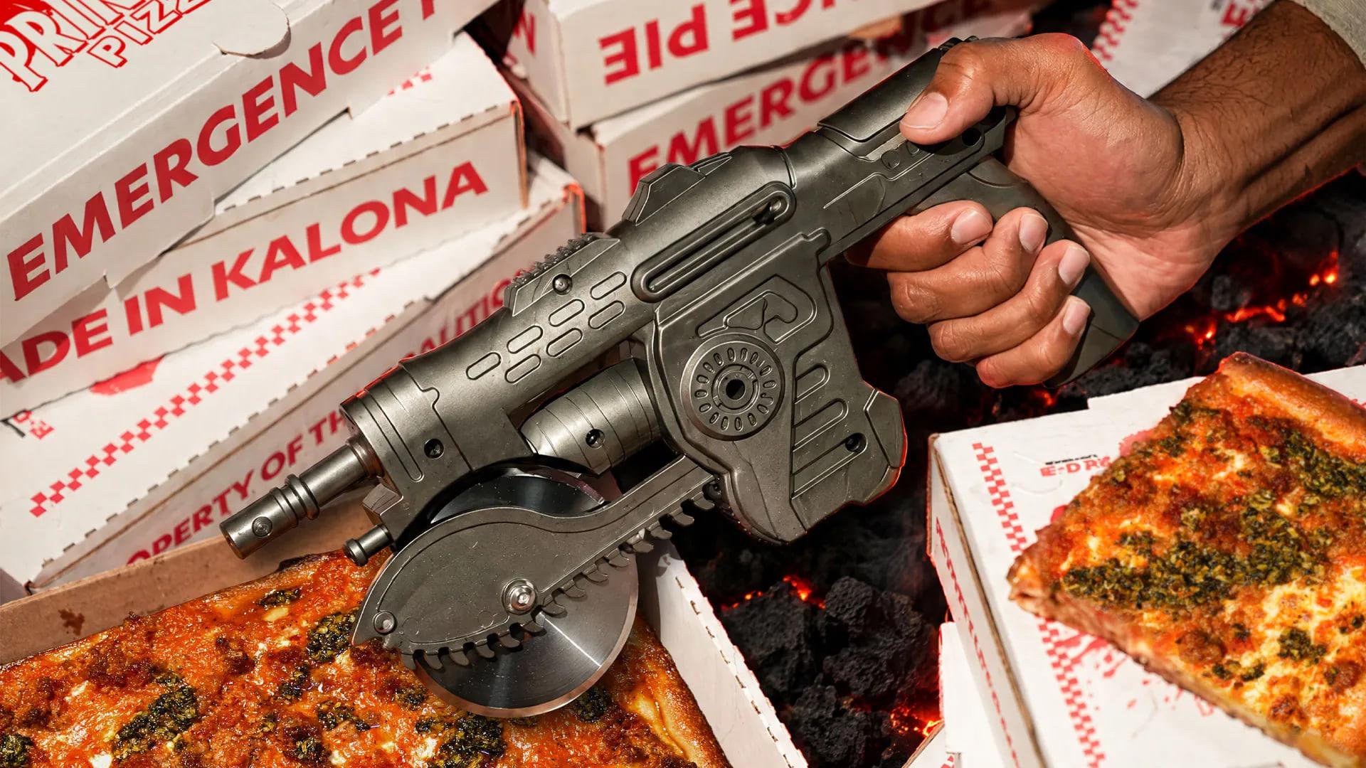 پیتزا کاتر (Pizza Cutter) با طراحی تفنگ بازی Gears of War روی پیتزا