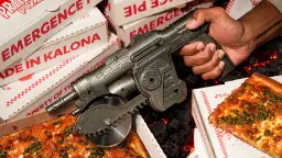 پیتزا کاتر (Pizza Cutter) با طراحی تفنگ بازی Gears of War روی پیتزا
