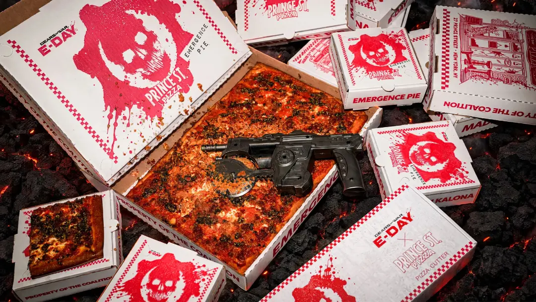 پیتزا کاتر (Pizza Cutter) با طراحی تفنگ بازی Gears of War روی یک پیتزا