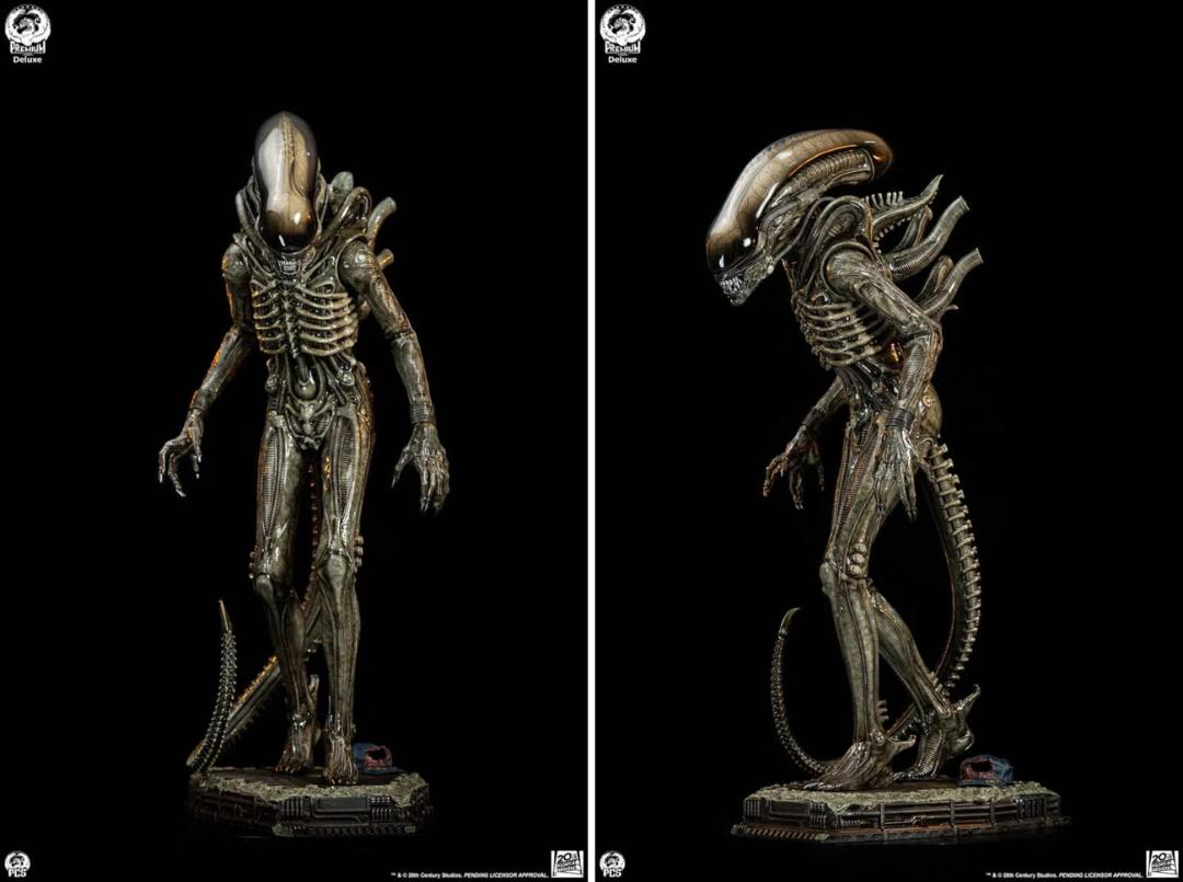 مجسمه زنومورف (Xenomorph) با جزئیات دقیق و بدنه سیاه و براق