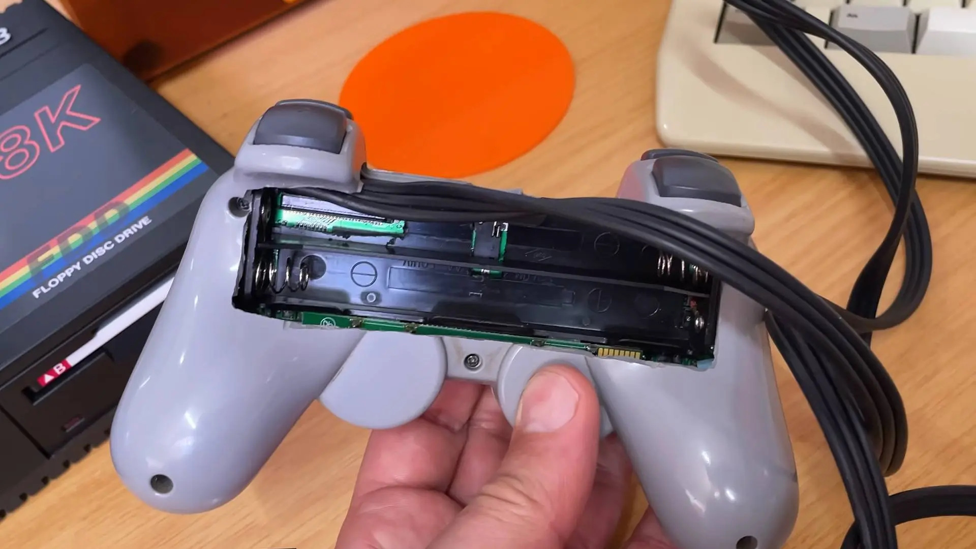 نمونه اولیه‌ای از DualShock که کل سیستم پلی استیشن ۱ را در خود جای داده بود