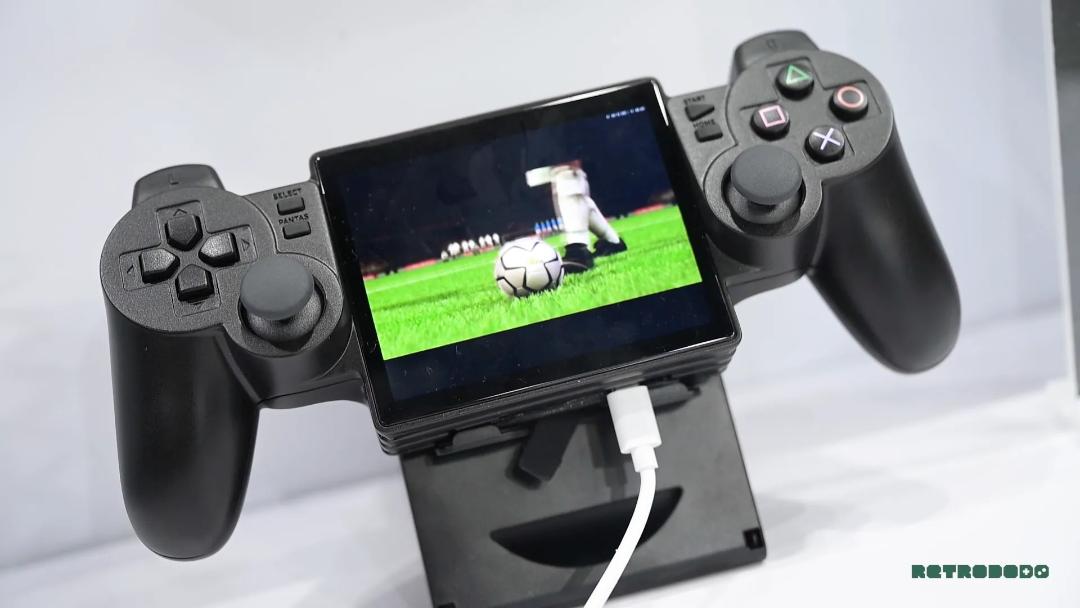 کنسول دستی Yoniq Portal با طراحی الهام‌گرفته از دسته پلی استیشن ۲ (PlayStation 2)