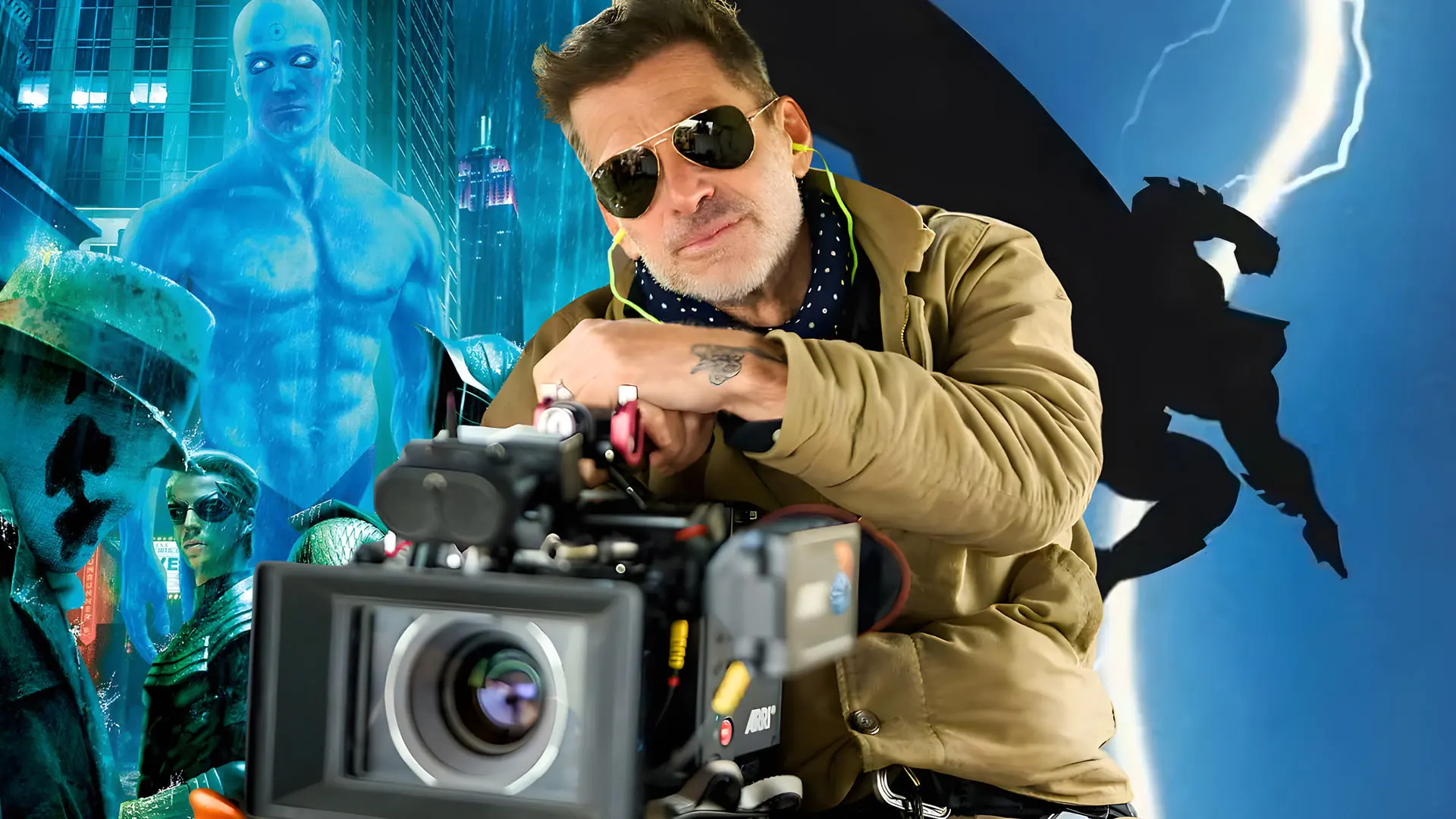 زک اسنایدر (Zack Snyder) در حال کار با دوربین سینمایی در کنار تصاویر بتمن و شخصیت‌های دی‌سی