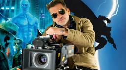 زک اسنایدر (Zack Snyder) در حال کار با دوربین سینمایی در کنار تصاویر بتمن و شخصیت‌های دی‌سی