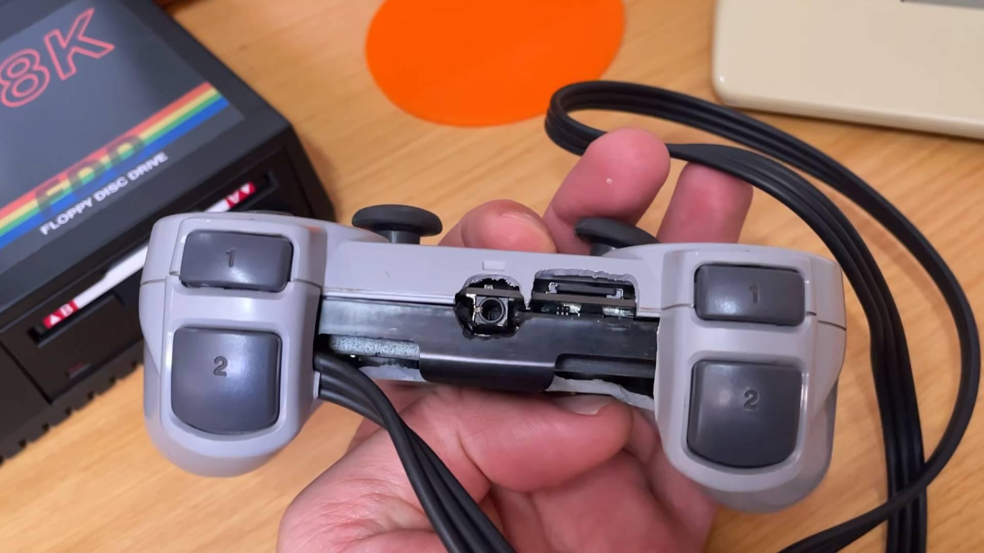 نمونه اولیه‌ای از DualShock که کل سیستم پلی استیشن ۱ را در خود جای داده بود