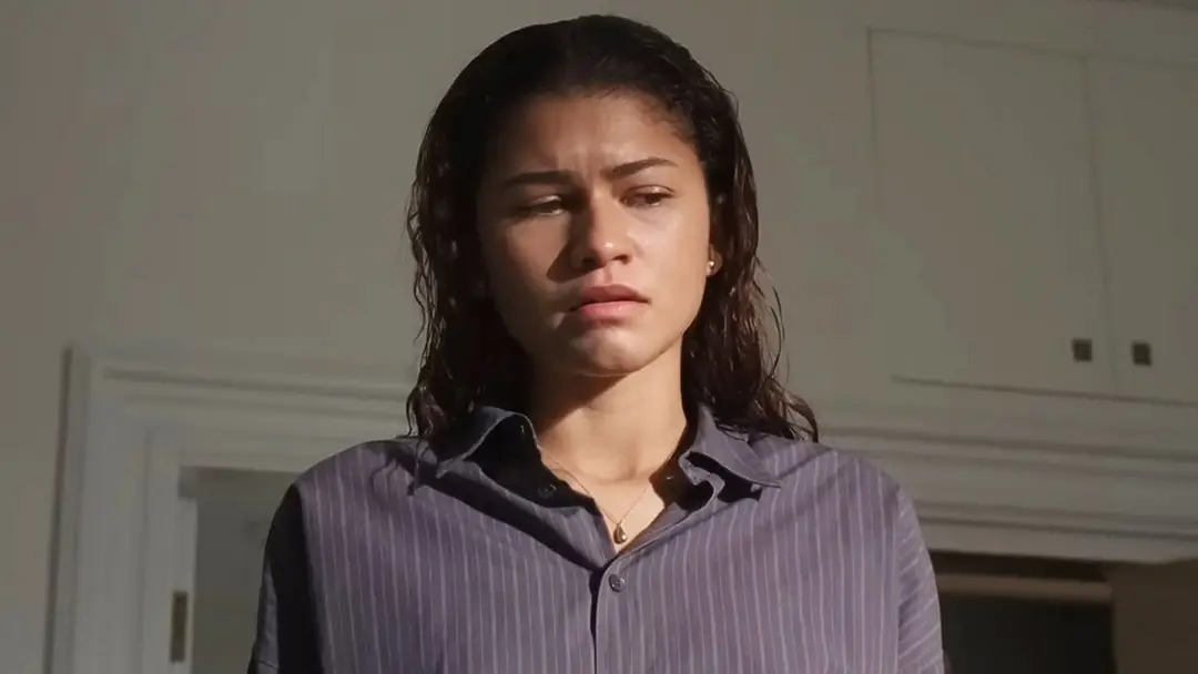زندیا (Zendaya) با چهره‌ای غمگین در صحنه‌ای از فیلم دراما (The Drama)