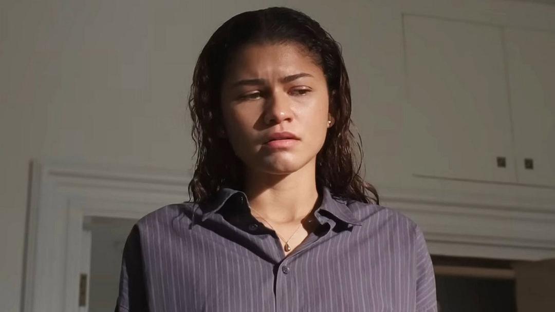 زندیا (Zendaya) با چهره‌ای غمگین در صحنه‌ای از فیلم دراما (The Drama)